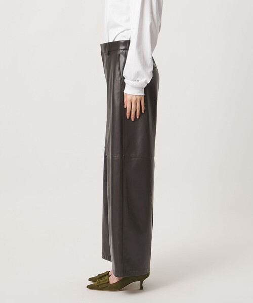 UNITED ARROWS(ユナイテッドアローズ)の「レザーライク ワイドパンツ‐ウォッシャブル‐(その他パンツ・レディース・ブラック/ダークブラウン・36/38)」の11枚目の写真