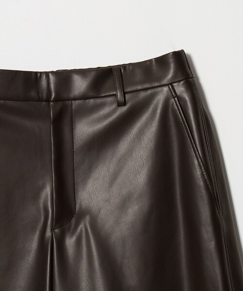 UNITED ARROWS(ユナイテッドアローズ)の「レザーライク ワイドパンツ‐ウォッシャブル‐(その他パンツ・レディース・ブラック/ダークブラウン・36/38)」の15枚目の写真