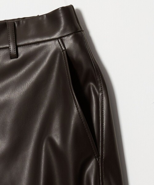 UNITED ARROWS(ユナイテッドアローズ)の「レザーライク ワイドパンツ‐ウォッシャブル‐(その他パンツ・レディース・ブラック/ダークブラウン・36/38)」の16枚目の写真