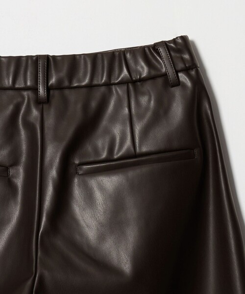UNITED ARROWS(ユナイテッドアローズ)の「レザーライク ワイドパンツ‐ウォッシャブル‐(その他パンツ・レディース・ブラック/ダークブラウン・36/38)」の17枚目の写真