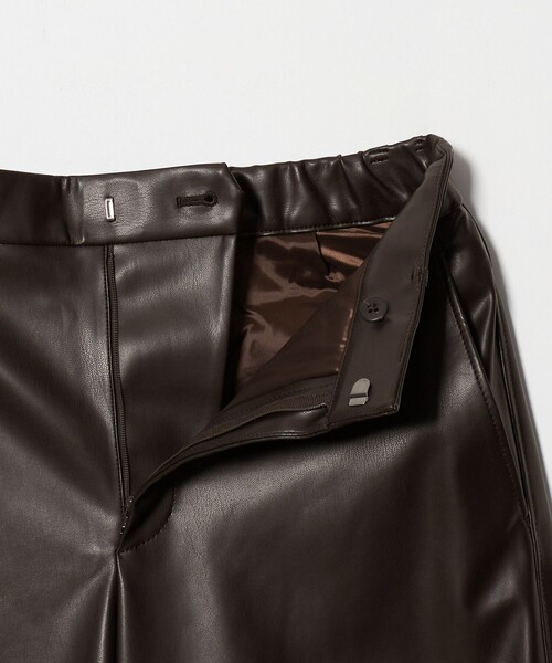 UNITED ARROWS(ユナイテッドアローズ)の「レザーライク ワイドパンツ‐ウォッシャブル‐(その他パンツ・レディース・ブラック/ダークブラウン・36/38)」の18枚目の写真