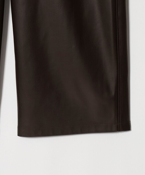 UNITED ARROWS(ユナイテッドアローズ)の「レザーライク ワイドパンツ‐ウォッシャブル‐(その他パンツ・レディース・ブラック/ダークブラウン・36/38)」の19枚目の写真
