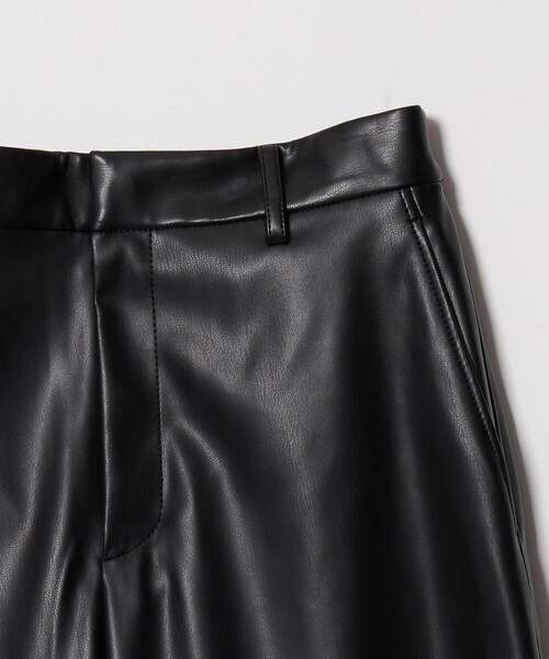UNITED ARROWS(ユナイテッドアローズ)の「レザーライク ワイドパンツ‐ウォッシャブル‐(その他パンツ・レディース・ブラック/ダークブラウン・36/38)」の22枚目の写真
