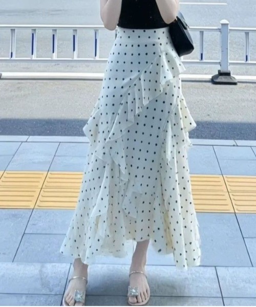 ＆soiree（アンドソワレ）の「アシンメトリーフリルドットフレアスカート（スカート・レディース・オフホワイト・MEDIUM/LARGE/SMALL/X-LARGE）」の2枚目の写真