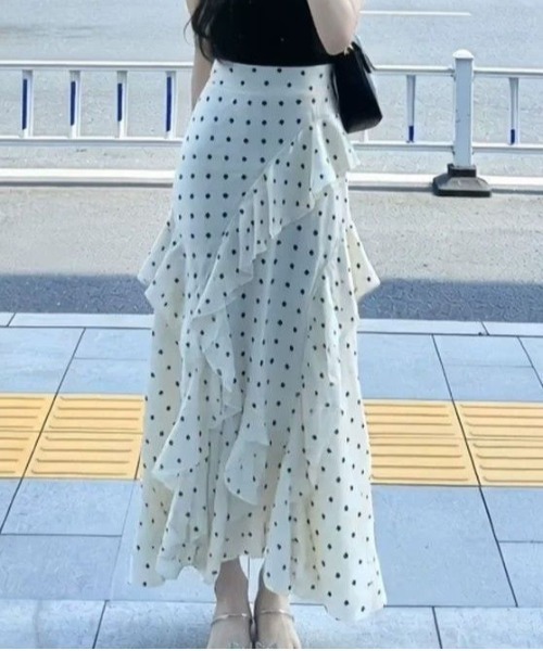 ＆soiree（アンドソワレ）の「アシンメトリーフリルドットフレアスカート（スカート・レディース・オフホワイト・MEDIUM/LARGE/SMALL/X-LARGE）」の3枚目の写真
