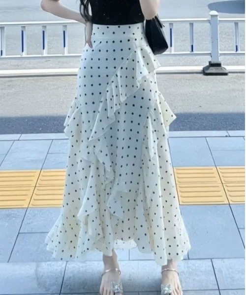 ＆soiree（アンドソワレ）の「アシンメトリーフリルドットフレアスカート（スカート・レディース・オフホワイト・MEDIUM/LARGE/SMALL/X-LARGE）」の4枚目の写真