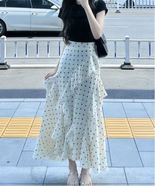 ＆soiree（アンドソワレ）の「アシンメトリーフリルドットフレアスカート（スカート・レディース・オフホワイト・MEDIUM/LARGE/SMALL/X-LARGE）」の5枚目の写真