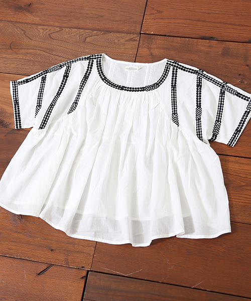 CUBE SUGAR(キューブシュガー)の「インド刺繍 キャンブリック ギャザーTブラウス(シャツ/ブラウス・レディース・ホワイト/ホワイト×ブラック/ブラック系その他・M)」の5枚目の写真