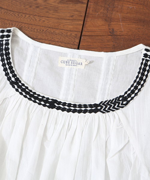 CUBE SUGAR(キューブシュガー)の「インド刺繍 キャンブリック ギャザーTブラウス(シャツ/ブラウス・レディース・ホワイト/ホワイト×ブラック/ブラック系その他・M)」の6枚目の写真