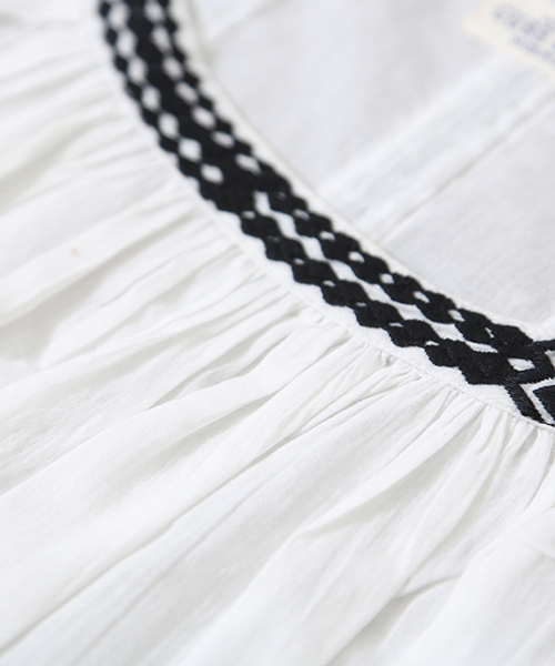 CUBE SUGAR(キューブシュガー)の「インド刺繍 キャンブリック ギャザーTブラウス(シャツ/ブラウス・レディース・ホワイト/ホワイト×ブラック/ブラック系その他・M)」の7枚目の写真