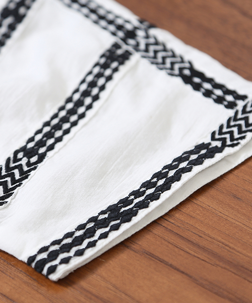 CUBE SUGAR(キューブシュガー)の「インド刺繍 キャンブリック ギャザーTブラウス(シャツ/ブラウス・レディース・ホワイト/ホワイト×ブラック/ブラック系その他・M)」の8枚目の写真