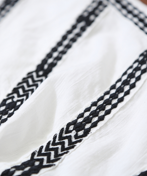 CUBE SUGAR(キューブシュガー)の「インド刺繍 キャンブリック ギャザーTブラウス(シャツ/ブラウス・レディース・ホワイト/ホワイト×ブラック/ブラック系その他・M)」の9枚目の写真