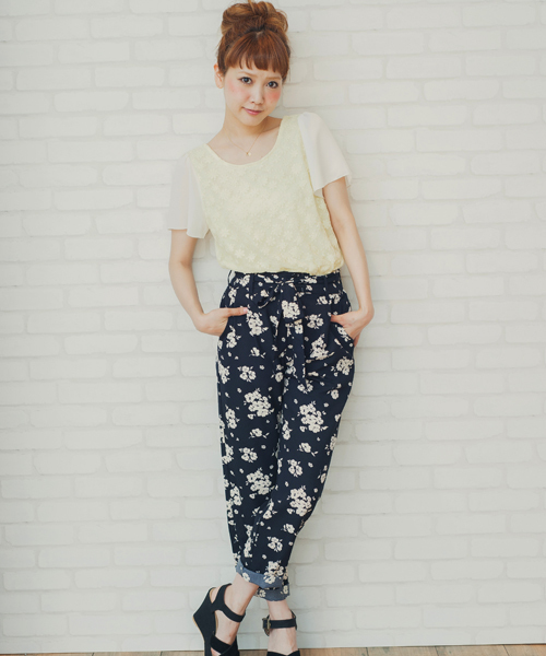 MAJESTIC LEGON(マジェスティックレゴン)の「単色花柄クロップドPT(その他パンツ・レディース・ネイビー/アイボリー/ブルー系その他・FREE)」の1枚目の写真