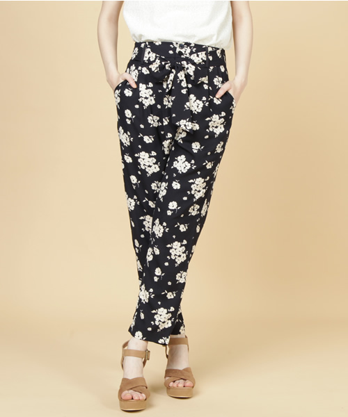 MAJESTIC LEGON(マジェスティックレゴン)の「単色花柄クロップドPT(その他パンツ・レディース・ネイビー/アイボリー/ブルー系その他・FREE)」の4枚目の写真