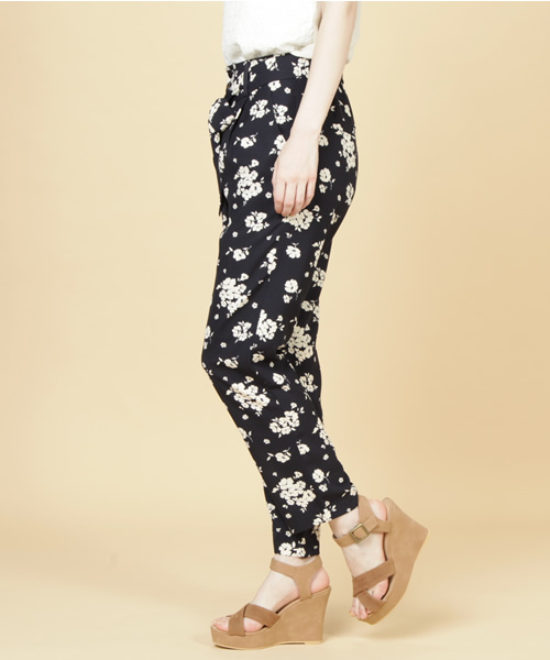 MAJESTIC LEGON(マジェスティックレゴン)の「単色花柄クロップドPT(その他パンツ・レディース・ネイビー/アイボリー/ブルー系その他・FREE)」の5枚目の写真