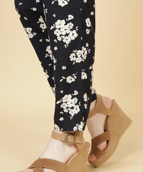 MAJESTIC LEGON(マジェスティックレゴン)の「単色花柄クロップドPT(その他パンツ・レディース・ネイビー/アイボリー/ブルー系その他・FREE)」の8枚目の写真