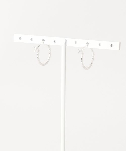 TONE SELECT GOODS(トーンセレクトグッズ)の「【925 SILVER ACC】カットラウンドピアス17mmSV925(OG)(ピアス(両耳用)・レディース・シルバー・FREE)」の2枚目の写真