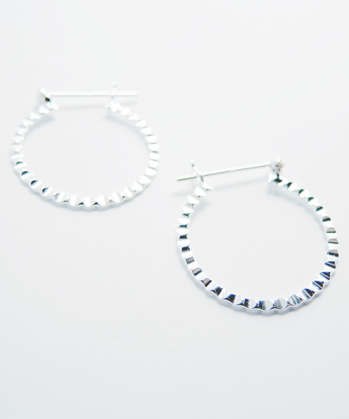 TONE SELECT GOODS(トーンセレクトグッズ)の「【925 SILVER ACC】カットラウンドピアス17mmSV925(OG)(ピアス(両耳用)・レディース・シルバー・FREE)」の1枚目の写真