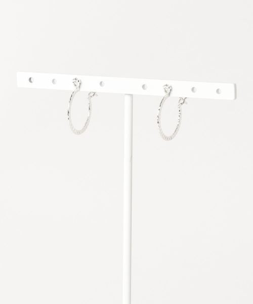 TONE SELECT GOODS(トーンセレクトグッズ)の「【925 SILVER ACC】カットラウンドピアス17mmSV925(OG)(ピアス(両耳用)・レディース・シルバー・FREE)」の3枚目の写真