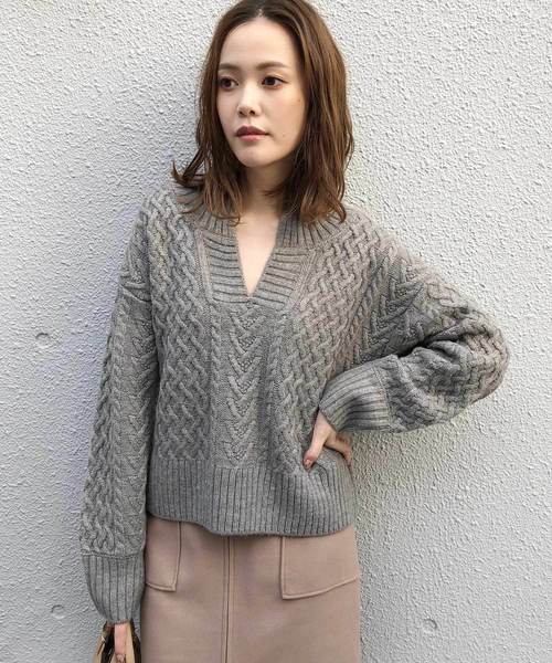 audrey and john wad（オードリーアンドジョンワッド）の「ケーブル柄キーネックニット（ニット/セーター・レディース・ネイビー/グレー/キャメル・MEDIUM）」の2枚目の写真