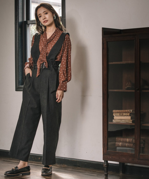 mysty woman(ミスティウーマン)の「サスペンダー付きタックワイドパンツ 854661(その他パンツ)」 - WEAR mysty woman(ミスティウーマン)の「サスペンダー付きタックワイドパンツ 854661(その他パンツ)」 - WEAR
