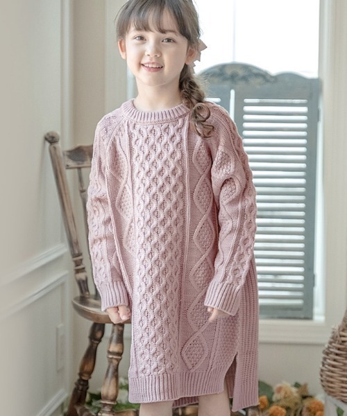 Catherine Cottage（キャサリンコテージ）の「ケーブルニットワンピース（ワンピース・キッズ・ブラック/レッド/オフホワイト/ピンク/ベージュ・100/110/120/130/150/160/140）」の4枚目の写真