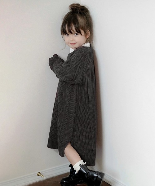 Catherine Cottage（キャサリンコテージ）の「ケーブルニットワンピース（ワンピース・キッズ・ブラック/レッド/オフホワイト/ピンク/ベージュ・100/110/120/130/150/160/140）」の2枚目の写真