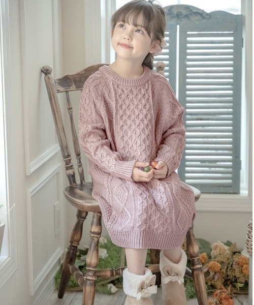 Catherine Cottage（キャサリンコテージ）の「ケーブルニットワンピース（ワンピース・キッズ・ブラック/レッド/オフホワイト/ピンク/ベージュ・100/110/120/130/150/160/140）」の22枚目の写真