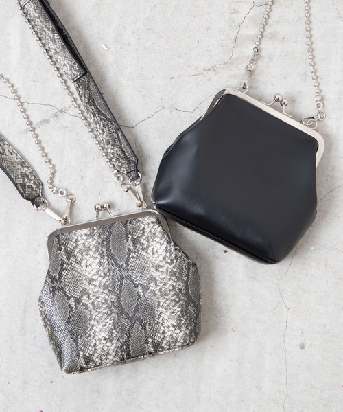 WEGO（ウィゴー）の「WEGO/ボールチェーン付きがま口ショルダーバッグ（ショルダーバッグ・レディース・ブラック/その他1・FREE）」の3枚目の写真