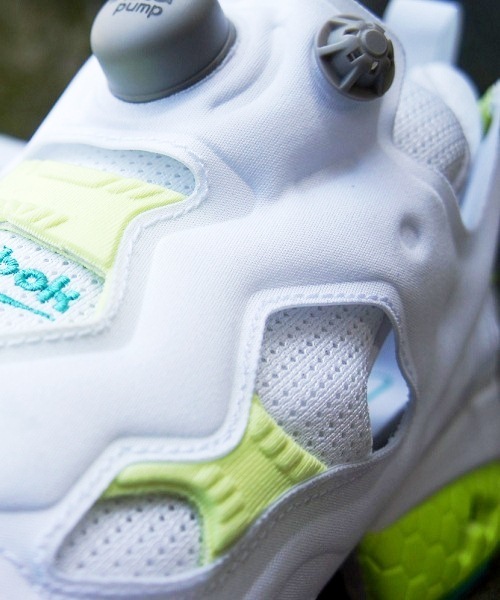 Reebok（リーボック）の「Reebok INSTA PUMPFURY M42233（スニーカー・メンズ・ホワイト・26.5cm/26cm/24cm/28cm/23.5cm/23cm/27.5cm/27cm/28.5cm/24.5cm）」の3枚目の写真