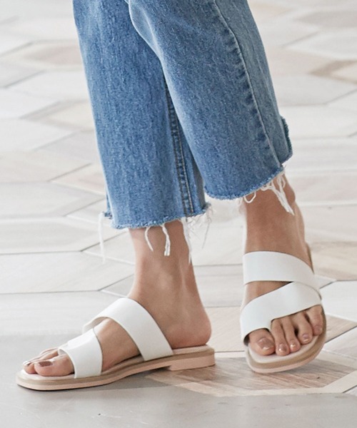 KOBE LETTUCE（コウベレタス）の「スクエアトゥトングフラットサンダル（サンダル・レディース・ホワイト/ブラック/パイソン/ブラウン系その他・LL/S/M/L）」の2枚目の写真