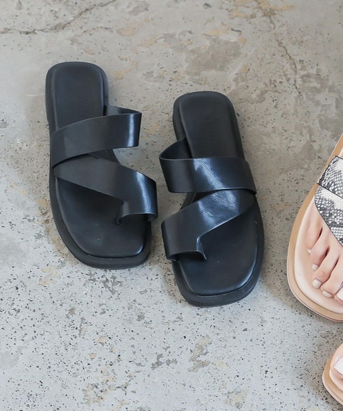 KOBE LETTUCE（コウベレタス）の「スクエアトゥトングフラットサンダル（サンダル・レディース・ホワイト/ブラック/パイソン/ブラウン系その他・LL/S/M/L）」の3枚目の写真