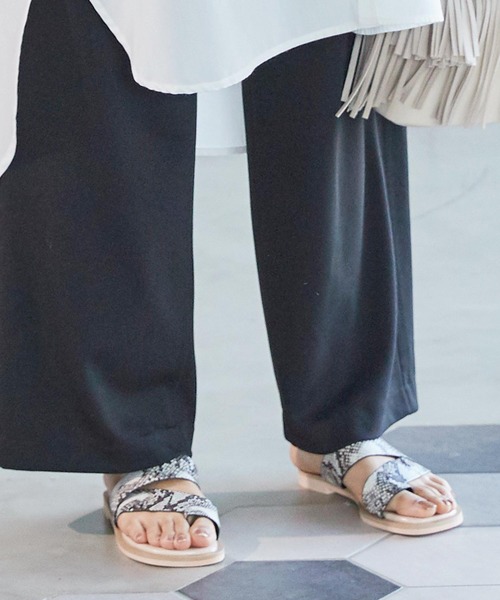 KOBE LETTUCE（コウベレタス）の「スクエアトゥトングフラットサンダル（サンダル・レディース・ホワイト/ブラック/パイソン/ブラウン系その他・LL/S/M/L）」の18枚目の写真