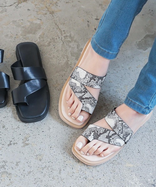 KOBE LETTUCE（コウベレタス）の「スクエアトゥトングフラットサンダル（サンダル・レディース・ホワイト/ブラック/パイソン/ブラウン系その他・LL/S/M/L）」の20枚目の写真