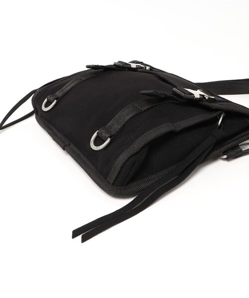INDISPENSABLE （インディスペンサブル）の「INDISPENSABLE MULTI POUCH “W TEMPO” SUEDE / インディスペンサブル マルチポーチ（ショルダーバッグ・メンズ・ブラック/ベージュ・FREE）」の4枚目の写真