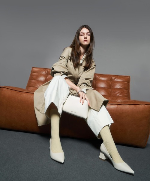 CHARLES & KEITH（チャールズ & キース）の「トラペーズヒールパンプス / Trapeze Heel Pumps（パンプス・レディース・ブラック/オフホワイト/サンドベージュ・22.5cm/23cm/23.5cm/24.5cm/25cm/25.5cm/22cm）」の5枚目の写真