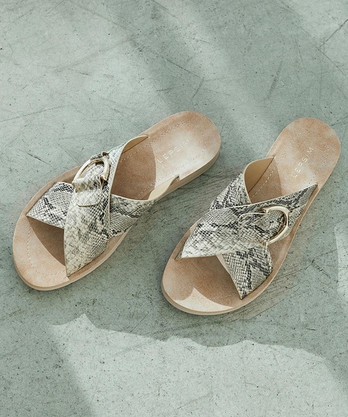 LEPSIM（レプシィム）の「バックルソフトサンダル　925182（サンダル・レディース・ブラック/ダークブラウン/オフホワイト/パイソン・SMALL/MEDIUM/LARGE）」の4枚目の写真