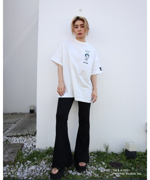 FIG&VIPER（フィグアンドバイパー）の「BETTYコラボROSE BIG-T（Tシャツ/カットソー・レディース・ホワイト/ブラック/グレー/ライトパープル・FREE）」の5枚目の写真