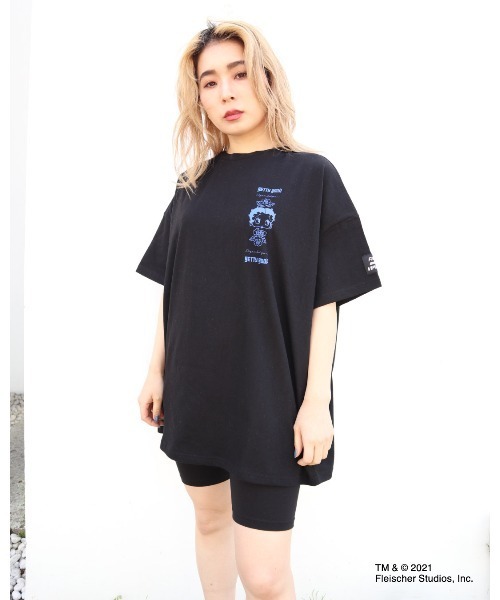 FIG&VIPER（フィグアンドバイパー）の「BETTYコラボROSE BIG-T（Tシャツ/カットソー・レディース・ホワイト/ブラック/グレー/ライトパープル・FREE）」の19枚目の写真