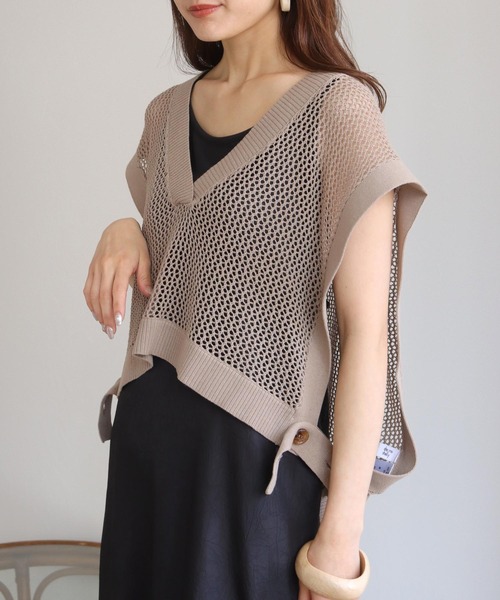 HER CLOSET(ハークローゼット)の「【HERCLOSET】深Vネックショート丈メッシュベスト(ベスト・レディース・ブラック/アイボリー/グレイッシュベージュ・M)」の3枚目の写真