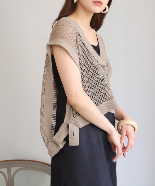 HER CLOSET(ハークローゼット)の「【HERCLOSET】深Vネックショート丈メッシュベスト(ベスト・レディース・ブラック/アイボリー/グレイッシュベージュ・M)」の9枚目の写真