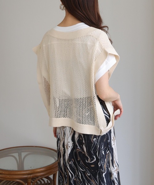 HER CLOSET(ハークローゼット)の「【HERCLOSET】深Vネックショート丈メッシュベスト(ベスト・レディース・ブラック/アイボリー/グレイッシュベージュ・M)」の6枚目の写真