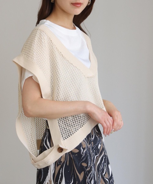HER CLOSET(ハークローゼット)の「【HERCLOSET】深Vネックショート丈メッシュベスト(ベスト・レディース・ブラック/アイボリー/グレイッシュベージュ・M)」の7枚目の写真