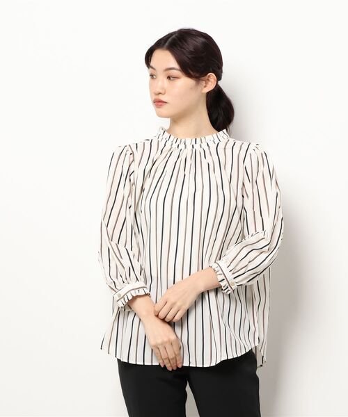 BELLUNA PLUS(ベルーナ)の「フリル使いギャザーデザインブラウス(シャツ/ブラウス・レディース・ネイビー/オフホワイト/マスタード/パープル系その他・MEDIUM/LARGE/X-LARGE)」の8枚目の写真