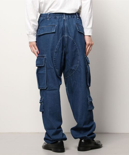 A BATHING APE(アベイシングエイプ)の「MULTI POCKET LOOSE FIT CARGO DENIM PANTS M(デニムパンツ・メンズ・ブラック/インディゴブルー・SMALL/LARGE/MEDIUM/X-LARGE)」の7枚目の写真