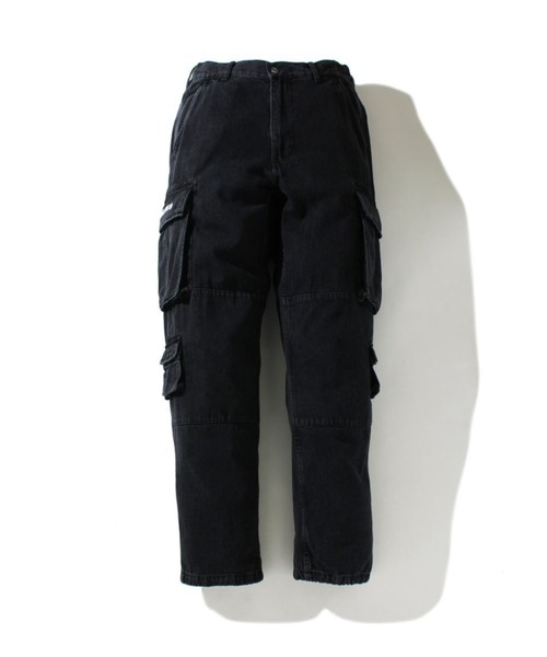 A BATHING APE(アベイシングエイプ)の「MULTI POCKET LOOSE FIT CARGO DENIM PANTS M(デニムパンツ・メンズ・ブラック/インディゴブルー・SMALL/LARGE/MEDIUM/X-LARGE)」の1枚目の写真