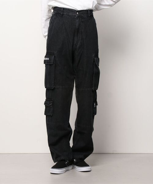 A BATHING APE(アベイシングエイプ)の「MULTI POCKET LOOSE FIT CARGO DENIM PANTS M(デニムパンツ・メンズ・ブラック/インディゴブルー・SMALL/LARGE/MEDIUM/X-LARGE)」の5枚目の写真