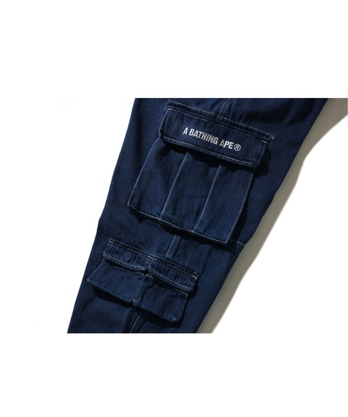 A BATHING APE(アベイシングエイプ)の「MULTI POCKET LOOSE FIT CARGO DENIM PANTS M(デニムパンツ・メンズ・ブラック/インディゴブルー・SMALL/LARGE/MEDIUM/X-LARGE)」の4枚目の写真