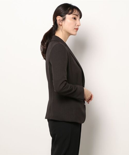 m.f.editorial(エムエフエディトリアル)の「アレキサンダージュリアンレディース/ALEXANDER JULIAN:Women シャークスキン セットアップ 1ボタンテーラージャケット(セットアップパンツ・スカートございます)(スーツジャケット・レディース・ダークウッド・X-LARGE/MEDIUM/LARGE/S)」の2枚目の写真