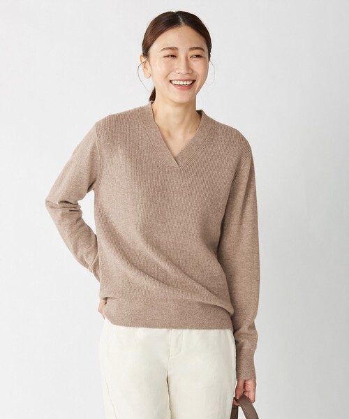 J.PRESS(ジェイプレス)の「【洗える】CASHMERE BLEND Vネック ニット(ニット/セーター・レディース・ライトグレー系/ベージュ系/アイボリー系/ダルブルー系/ふじ色系/ワイン系/スモーキーグリーン系・T13/T15)」の3枚目の写真
